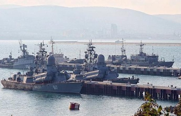 クリミア半島から撤退のロシア黒海艦隊、国内でもウクライナの水上ドローン襲撃受ける！