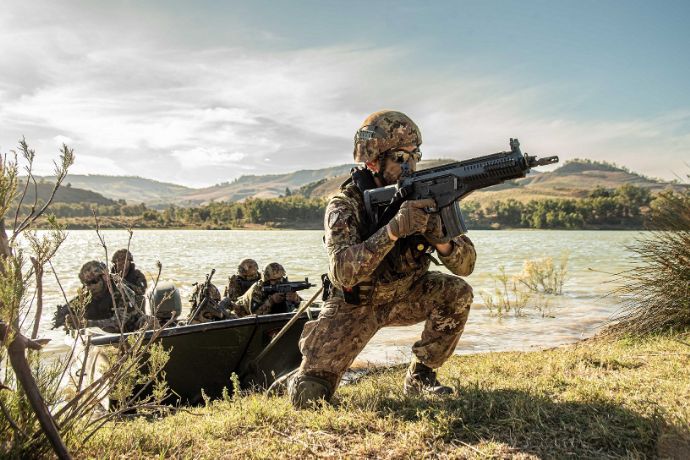 イタリア陸軍第4工兵連隊、湖上偵察と橋の爆破用爆薬の配置訓練！