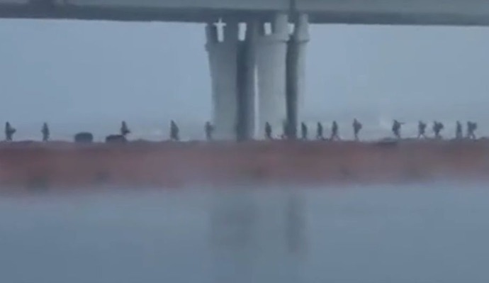 ロシア軍「へルソンから撤退完了した」⇒西岸に残された数千人のロシア兵、ボーゼンと川を見つめる！