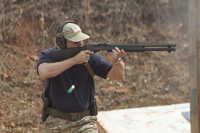 ワナにかかったクマが急に向かってきて発砲、警察官が猟友会員に命令！