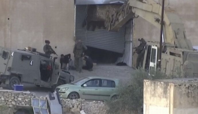 イスラエル軍、投降意思示したパレスチナ人2名を射殺…映像が浮上！