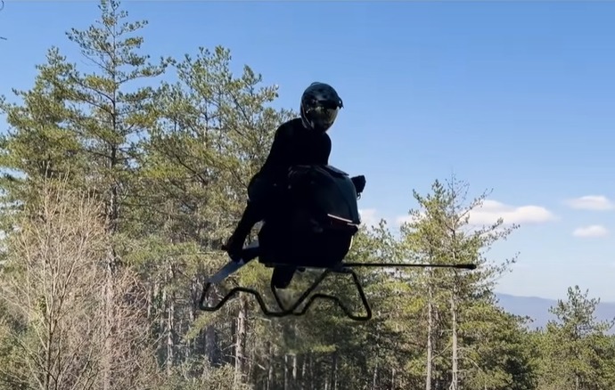 映画「スター・ウォーズ」のスピーダー・バイクが現実に…ポーランドの発明家が反重力バイクを開発！