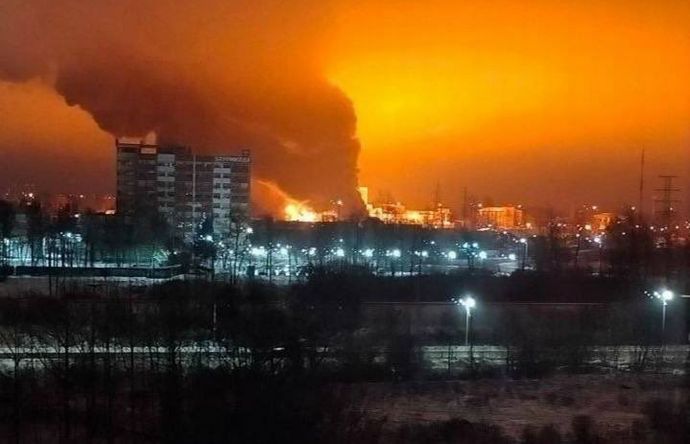 ウクライナ軍、ロシア空軍基地向けの石油貯蔵所を長距離ドーロン攻撃…爆撃機専用燃料施設で大規模火災が発生！