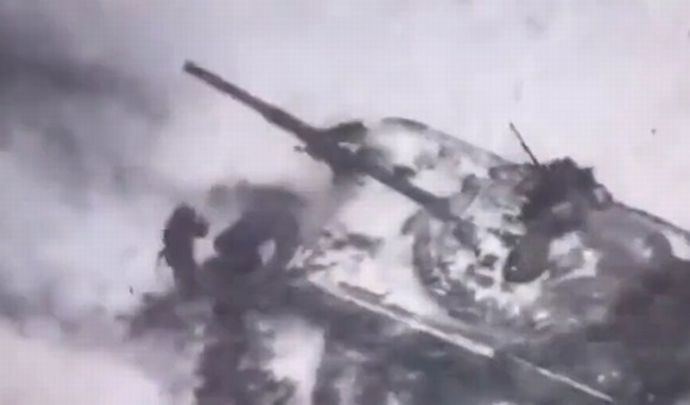 味方の戦車砲の爆圧を浴びるロシア兵…下手したらブラストで死ぬぞ！