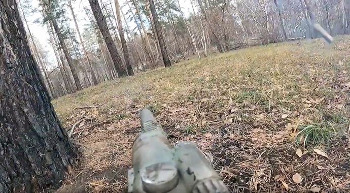バフムト森林地帯でウクライナ軍とロシア軍部隊がコンタクト…激しい銃撃戦の映像！