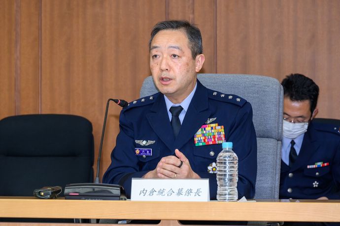 自衛隊制服組トップの内倉統合幕僚長「住民不安より効果が大だ」…長射程ミサイル配備で！