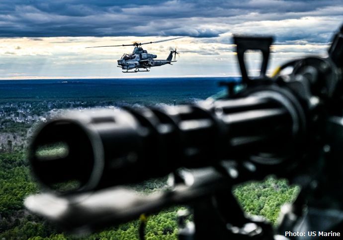 米海兵隊がのUH-1Y「ヴェノム」ヘリがGAU-17ガトリングガンで実弾射撃訓練を実施！