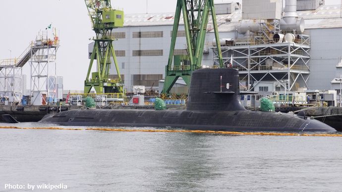 停泊していた海自潜水艦「うんりゅう」から油が流出…川崎重工業神戸工場！