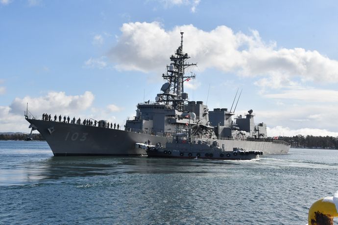 海自護衛艦「ゆうだち」が海賊対処活動のためアデン湾に向けて出港…8人の海上保安官が乗船！