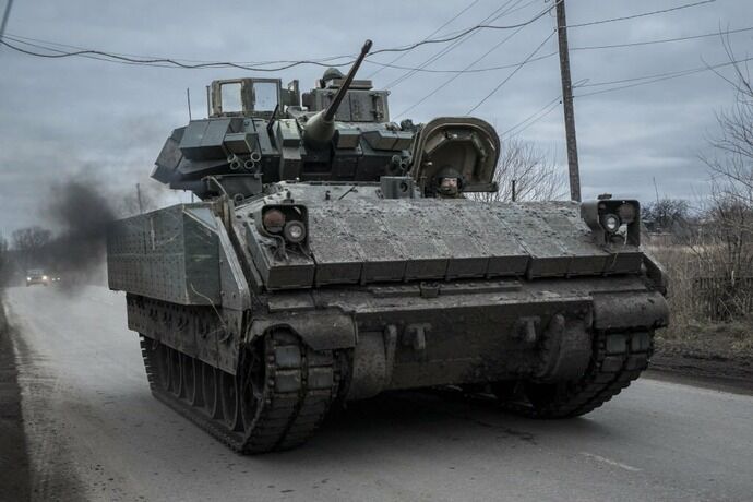 増加装甲フルアーマー装備のウクライナ軍M2ブラッドリー歩兵戦闘車！
