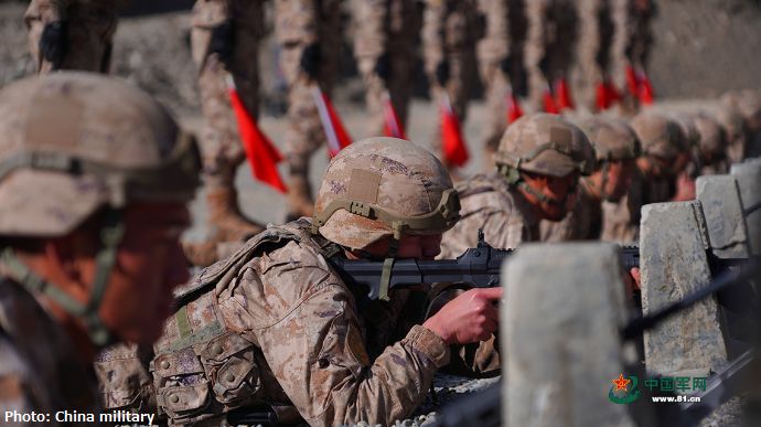 中国陸軍旅団では新年最初の訓練を開始、ライフル射撃の精度を評価！
