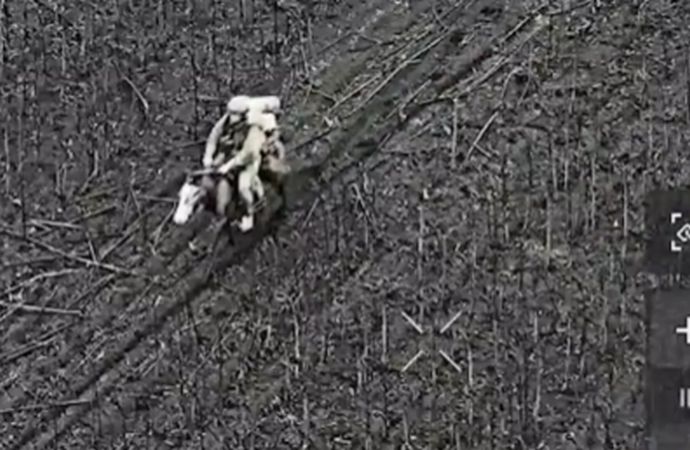 ロシア軍兵士が騎兵突撃…ウクライナ第92強襲旅団の陣地を攻撃！