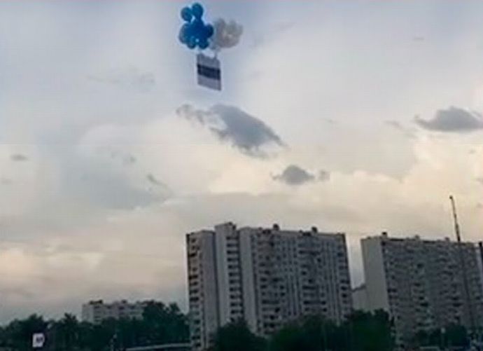 モスクワ大学の上空に反体制旗か、自由ロシア軍団が映像を投稿！