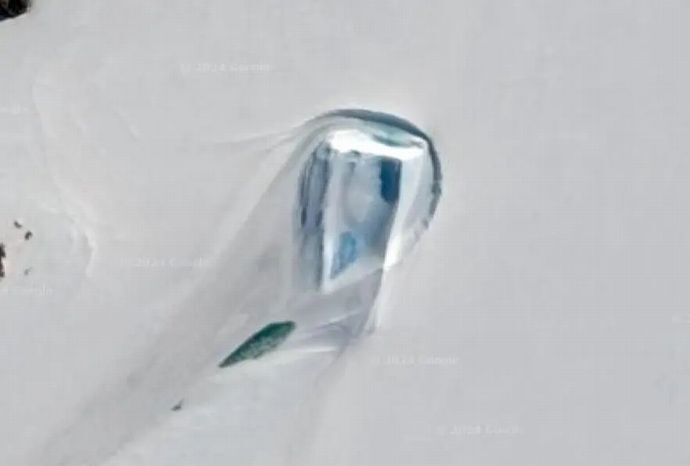 南極大陸に巨大な扉を発見、地底に通じている？…グーグルマップで確認！
