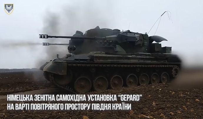 狩りをする「チーター」…ゲパルト対空戦車が水平射撃！