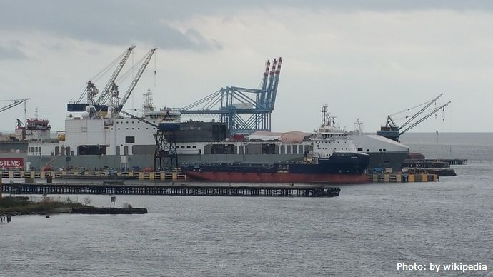 「怪しい米軍艦」何しに横須賀へ？…船名も艦番号もナシ、AISにも表示されず！