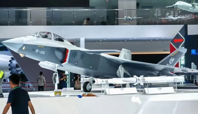 J-20ステルス戦闘機の複座型「J(殲)-20S」が登場…無人機と連携か！