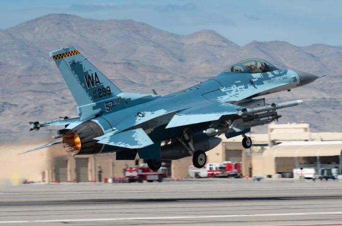 米空軍第64アグレッサー飛行隊所属の戦闘機F-16ファイティング・ファルコン！
