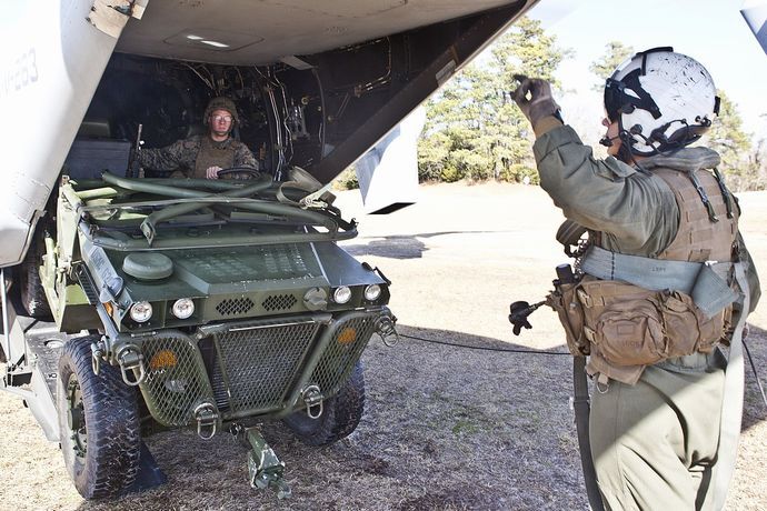 1280px-2-10_Helo_Lift_150203-M-DW621-094