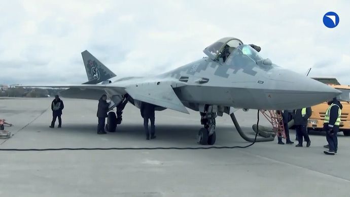 ロシア軍が最新鋭ステルス戦闘機「Su-57」改良型の飛行訓練を公開！