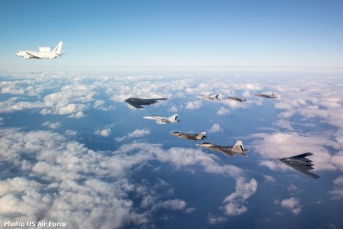 米空軍のB-2ステルス戦略爆撃機とオーストラリア空軍のE-7A早期警戒管制機などが編隊飛行を披露！