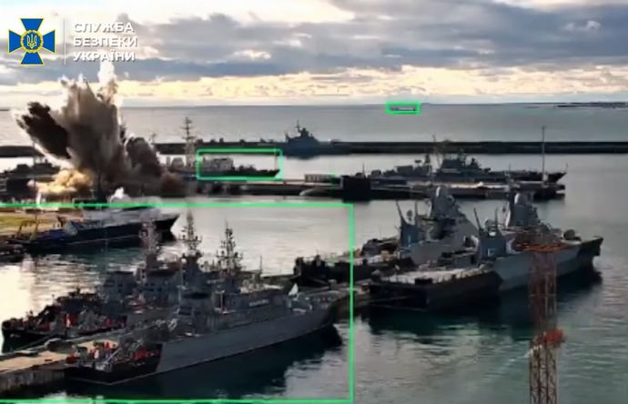 ノボロシスク港に停泊中のロシア海軍潜水艦を爆破…ウクライナ保安庁の無人ドローン！