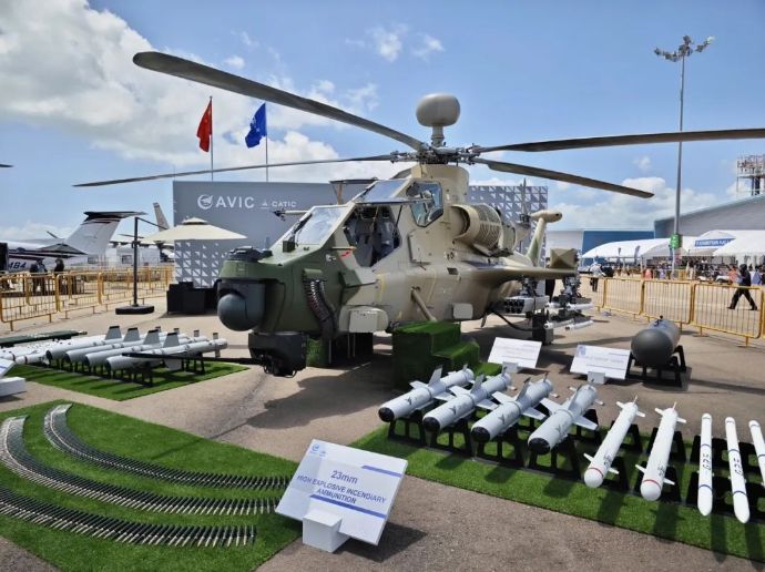 中国の最新鋭国産攻撃ヘリ「直-10ME」がシンガポール航空ショーに登場…ローター上のレドームを搭載！