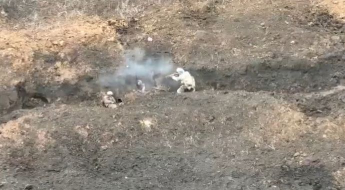 バフムト近郊の塹壕でウクライナ兵とロシア兵が超接近戦…これが滅多撃ちに駄目押しってやつか！