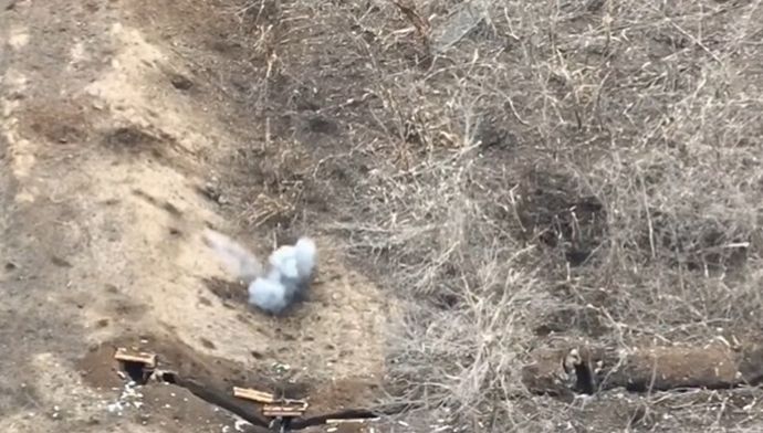 バフムト戦線、ウクライナ軍の塹壕に接近戦を試みるロシア兵！