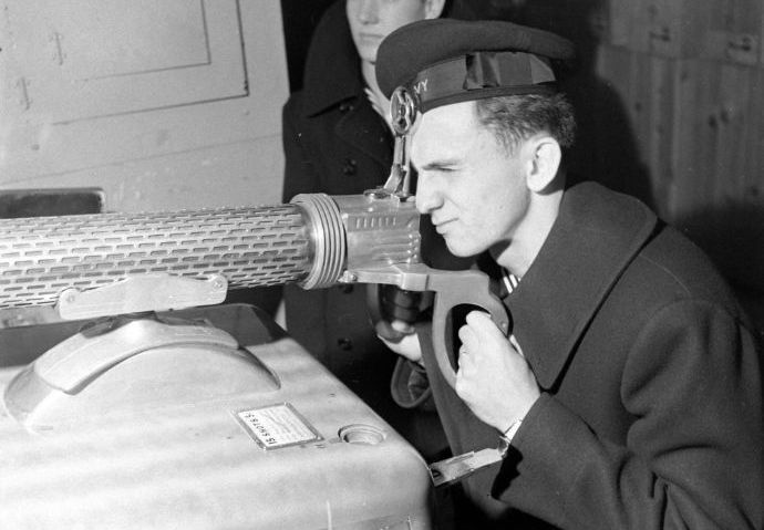 太平洋戦争中の1943年、カンザスシティのゲームセンターで遊ぶ米軍人たち！