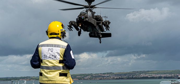 aposea-2019-021-apache-hms-qe-landing-portsmouth-084-bb