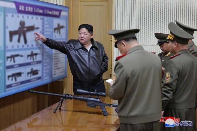 金正恩総書記「ハリネズミの様に武装せよ」…実際には北朝鮮軍は食糧難で生のハリネズミを食べ回虫流行！