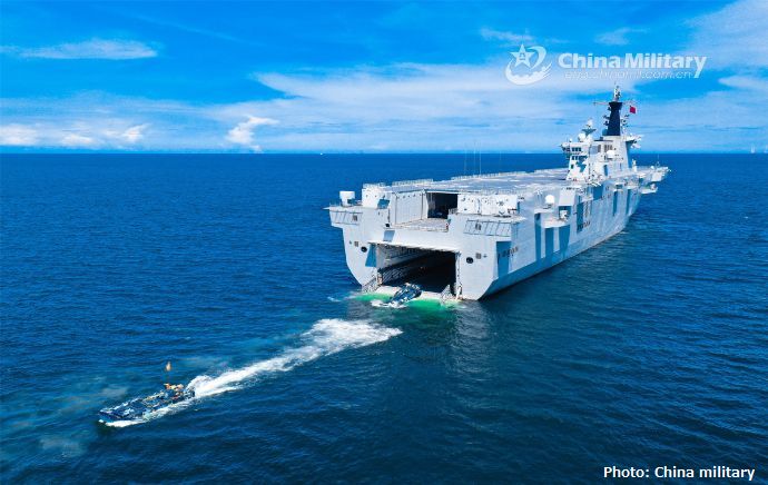 中国海軍の075型強襲揚陸艦2隻が上陸支援訓練…ウェルドックから水陸両用装甲車が発進！