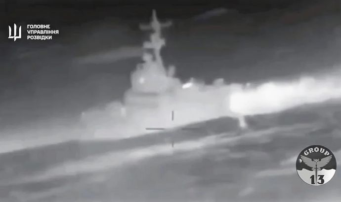6機の無人艇が黒海艦隊の軍艦を沈めた連携プレーの詳細映像をウクライナが公開！