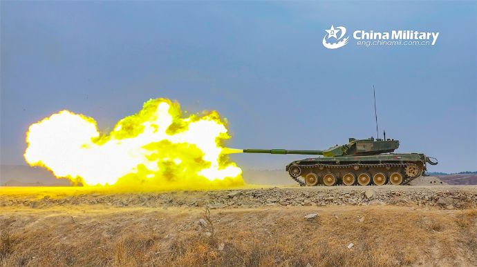 中国陸軍機甲旅団の99式主力戦車が実弾射撃訓練を実施！