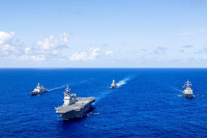 日米印豪共同訓練マラバール、護衛艦「ひゅうが」を先頭に4ヶ国の艦船が西太平洋を航行！