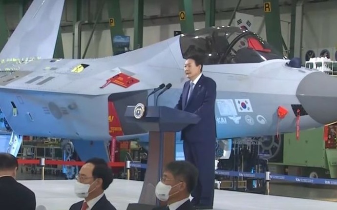 韓国防衛産業、27年までに世界シェア5%超トップ4を目指す…尹大統領「防衛産業は未来の新成長エンジン」！