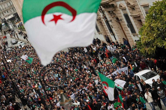 フランス、旧植民地アルジェリアと移民対立…不法滞在者の強制送還に「押し付けるな」！