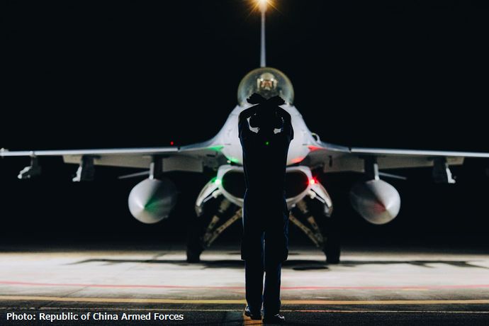 台湾空軍が最新鋭戦闘機F-16Vを誇示、異例の夜間飛行訓練を実施…中国軍の大規模演習受け！