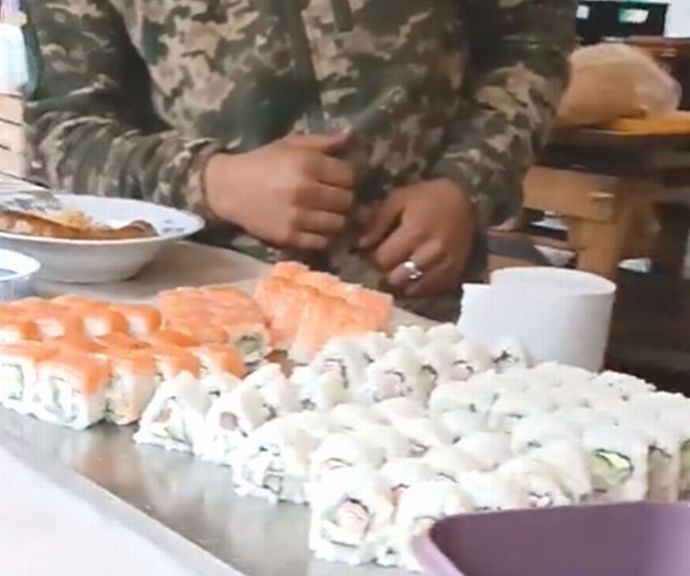 ウクライナ兵の戦時食に寿司が採用されていた！