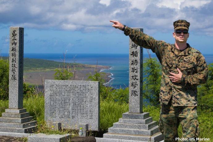 硫黄島で米海兵隊員に太平洋戦争の激戦「硫黄島の戦い」の歴史を現地で実地指導！