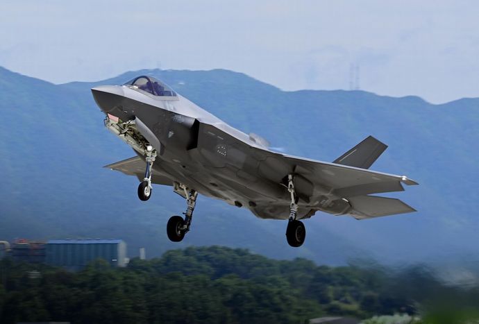 韓国空軍F-35A戦闘機の清州空港緊急着陸、原因は油圧ホース破裂…特別安全点検を実施！