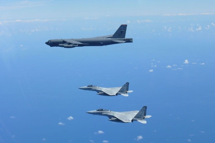 米戦略爆撃機B-52Hが日本の空自戦闘機と朝鮮半島東を飛行…北朝鮮に警告か！