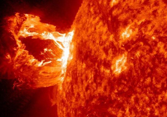 太陽フレアが地震を誘発する可能性、フレアが地球の電離圏を変動させ、地殻に圧力を生み地震が増加する？！