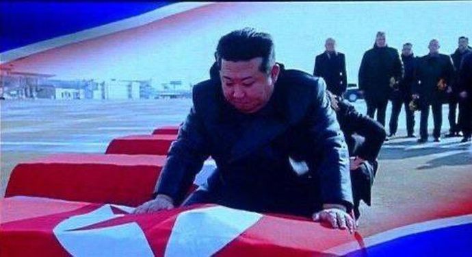 金正恩総書記が涙？ロシア派遣兵士のひつぎ見つめる写真公開か…北朝鮮公演で！