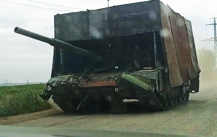 ロシア軍戦車…対ドローンケージが標準になりつつある？！