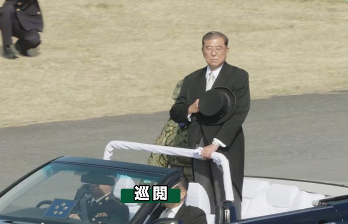 高市首相の所信表明演説28分間、石破前首相は戦車本コピーを熟読「新潮」が激写！