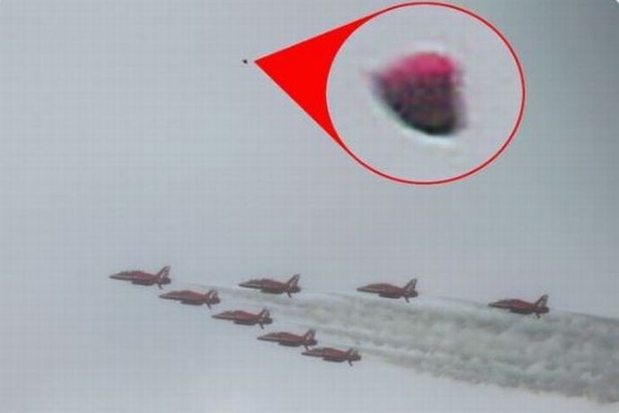 チャールズ国王の戴冠式、イギリス空軍のアクロバットチーム「レッドアローズ」の近くに奇妙な飛行物体？