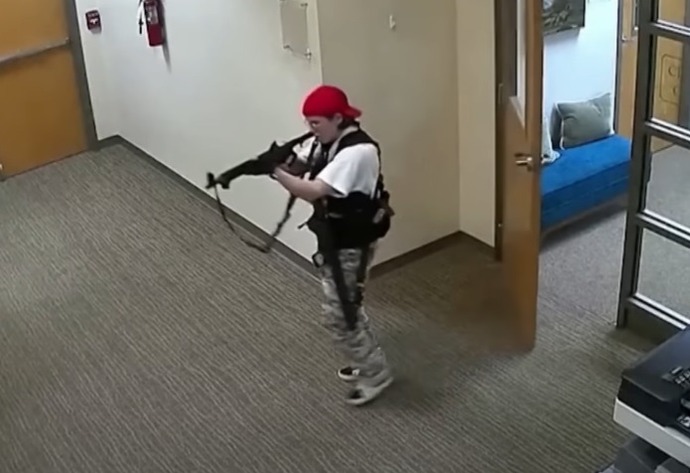 テネシー州の小学校で起きた銃乱射事件、警察が犯人射殺の動画を公開！