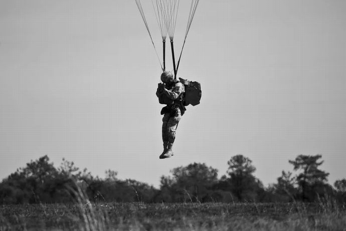 「米兵がパラシュートで屋根に墜落している」と110番通報…横田基地から2キロの羽村市！